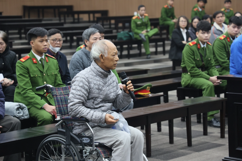 Cựu Tổng giám đốc VICEM khai không quan tâm tiền 'biếu' vì thu nhập cán bộ cả trăm triệu mỗi tháng- Ảnh 2.