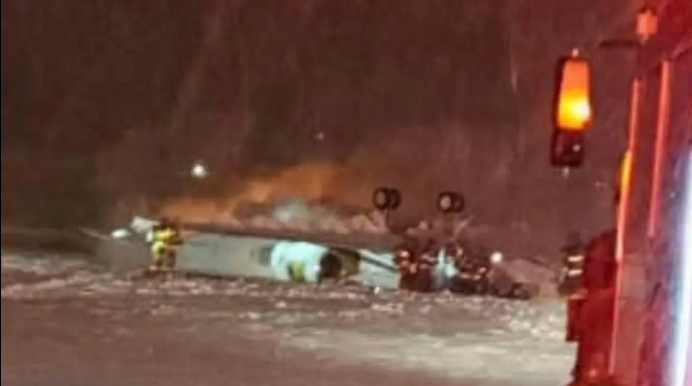 Kinh hoàng: Máy bay tư nhân rơi khi cất cánh giữa bão tuyết đóng băng tại Mỹ- Ảnh 1. Kinh hoàng: Máy bay tư nhân rơi khi cất cánh giữa bão tuyết đóng băng tại Mỹ- Ảnh 1.