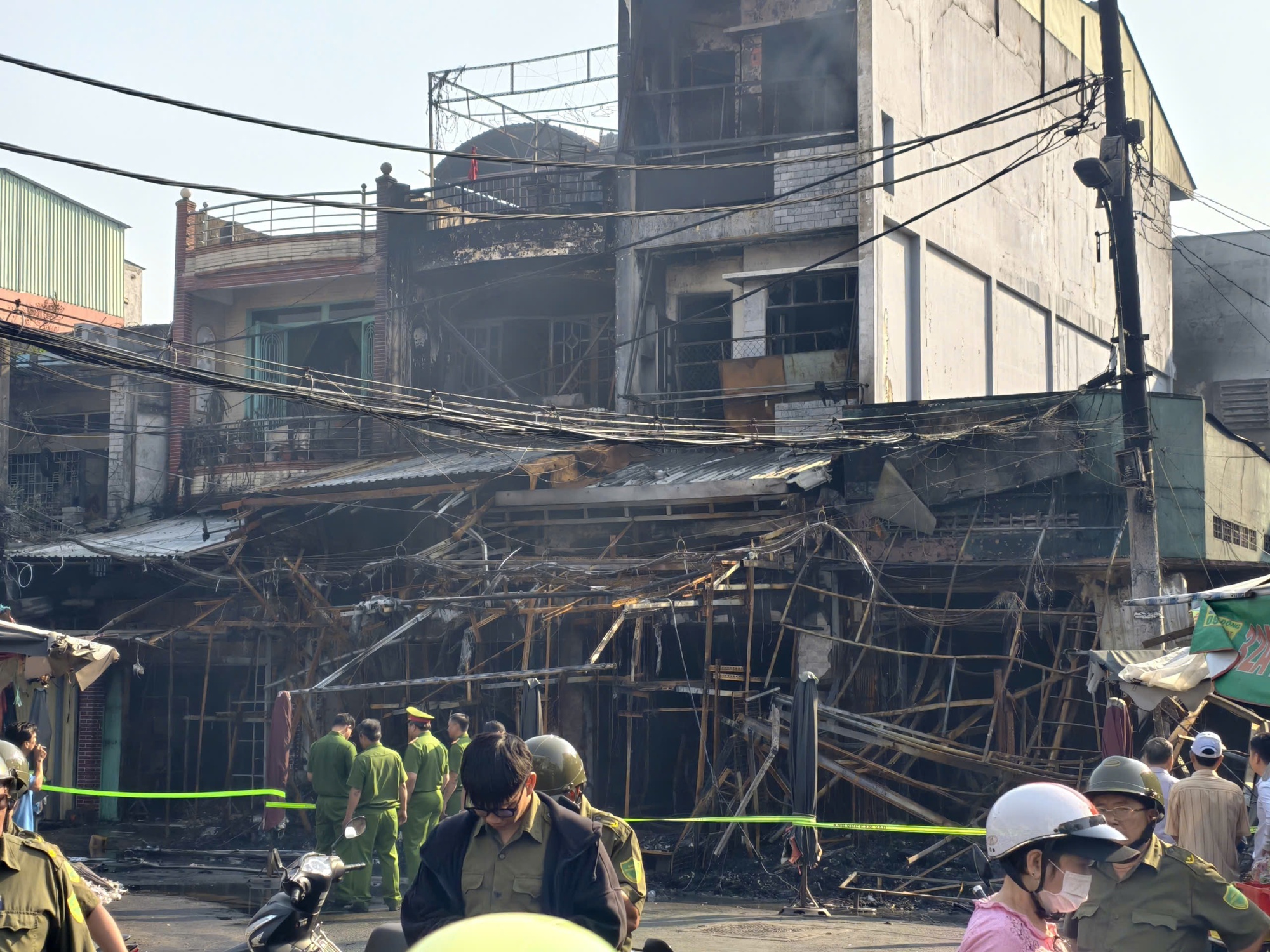 Cháy nhiều căn nhà ở phường Bình Đông- TPHCM lúc rạng sáng - Ảnh 1.