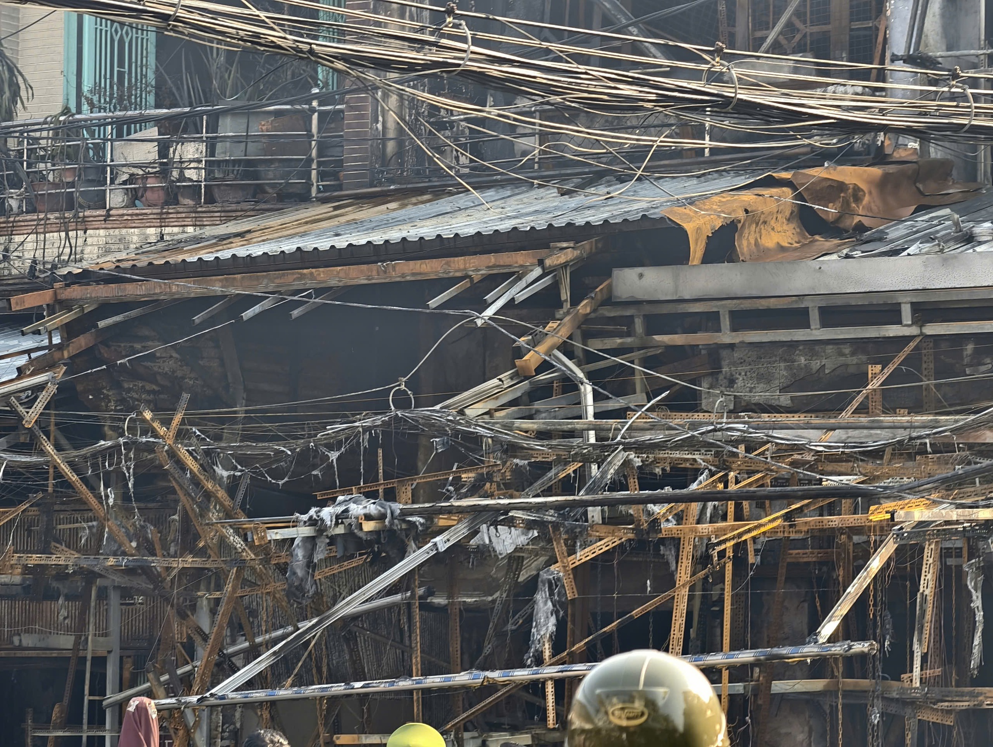 Cháy nhiều căn nhà ở phường Bình Đông- TPHCM lúc rạng sáng - Ảnh 2.