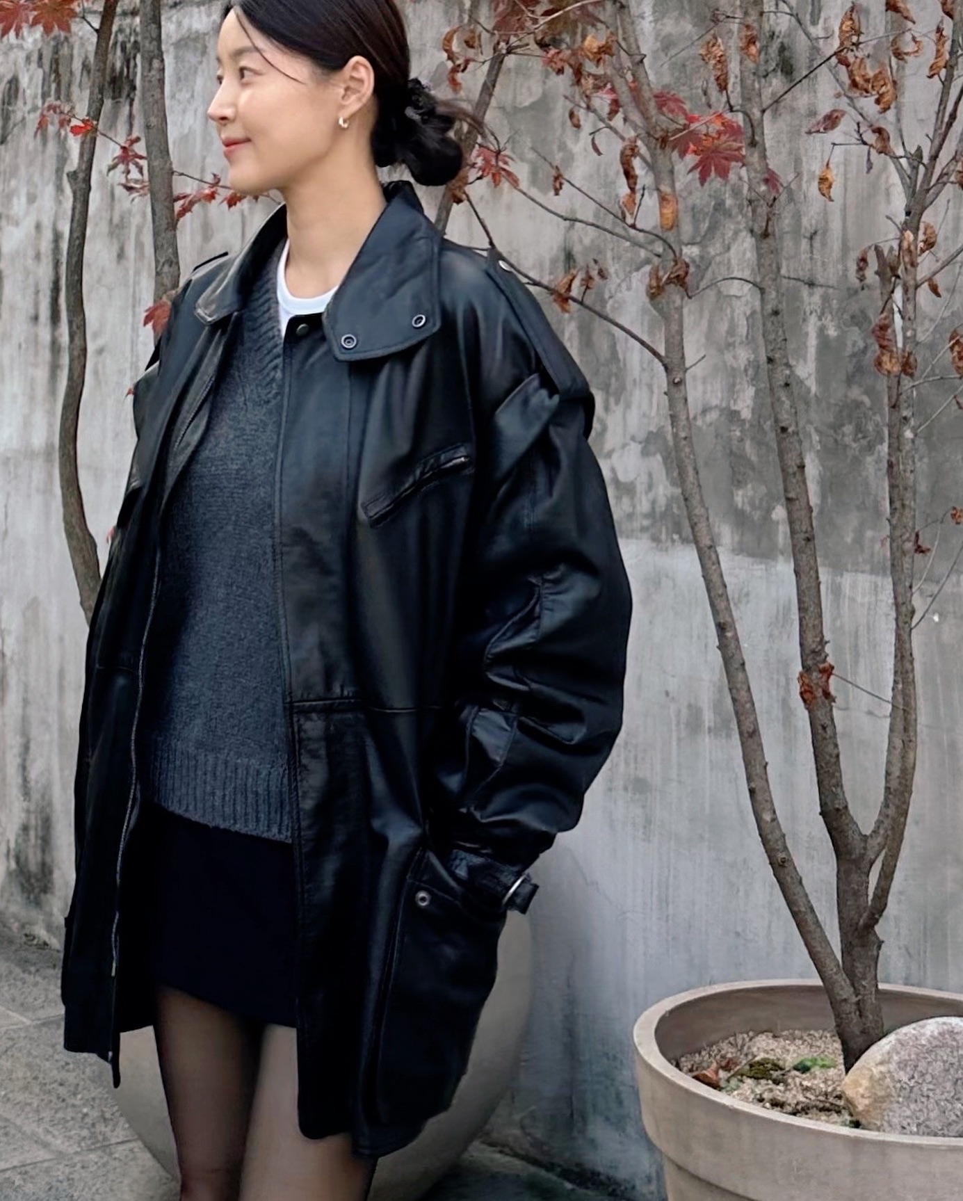 Style của phụ nữ ngoài 40 sẽ trẻ ra 5 tuổi nhờ 4 mẫu áo dài tay- Ảnh 5. Style của phụ nữ ngoài 40 sẽ trẻ ra 5 tuổi nhờ 4 mẫu áo dài tay- Ảnh 5.