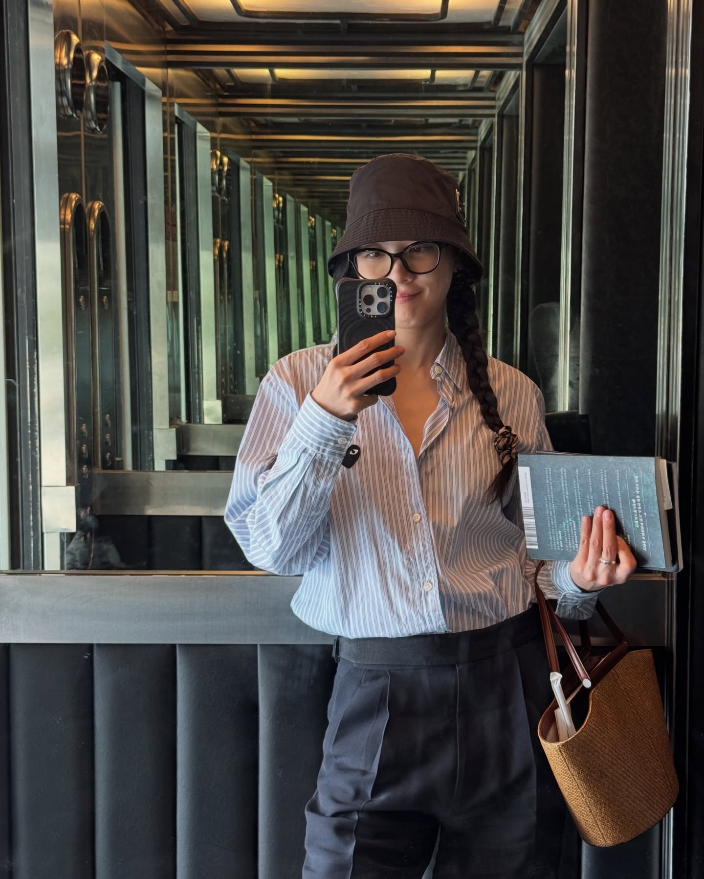 Style của phụ nữ ngoài 40 sẽ trẻ ra 5 tuổi nhờ 4 mẫu áo dài tay- Ảnh 7. Style của phụ nữ ngoài 40 sẽ trẻ ra 5 tuổi nhờ 4 mẫu áo dài tay- Ảnh 7.