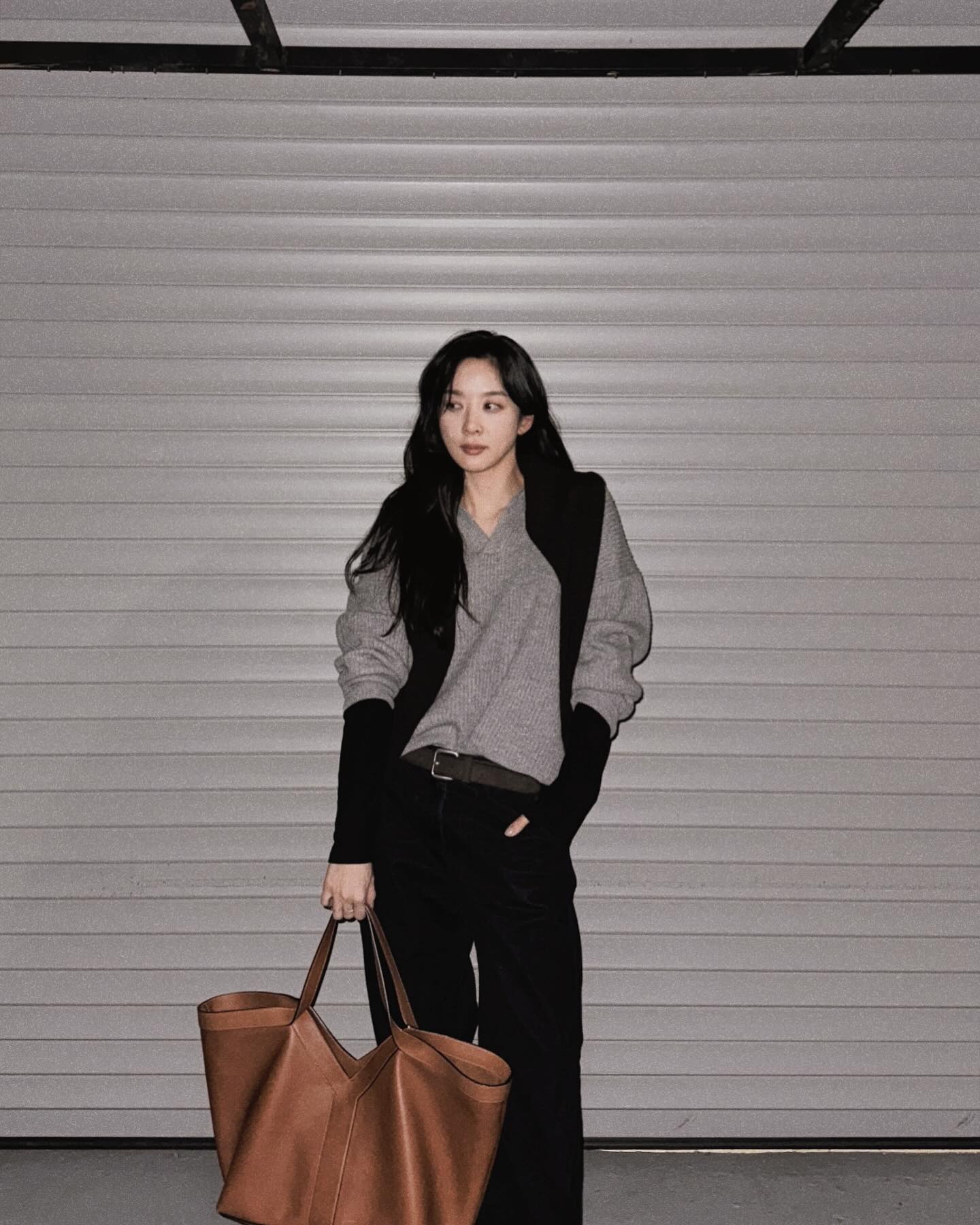 Style của phụ nữ ngoài 40 sẽ trẻ ra 5 tuổi nhờ 4 mẫu áo dài tay- Ảnh 3. Style của phụ nữ ngoài 40 sẽ trẻ ra 5 tuổi nhờ 4 mẫu áo dài tay- Ảnh 3.