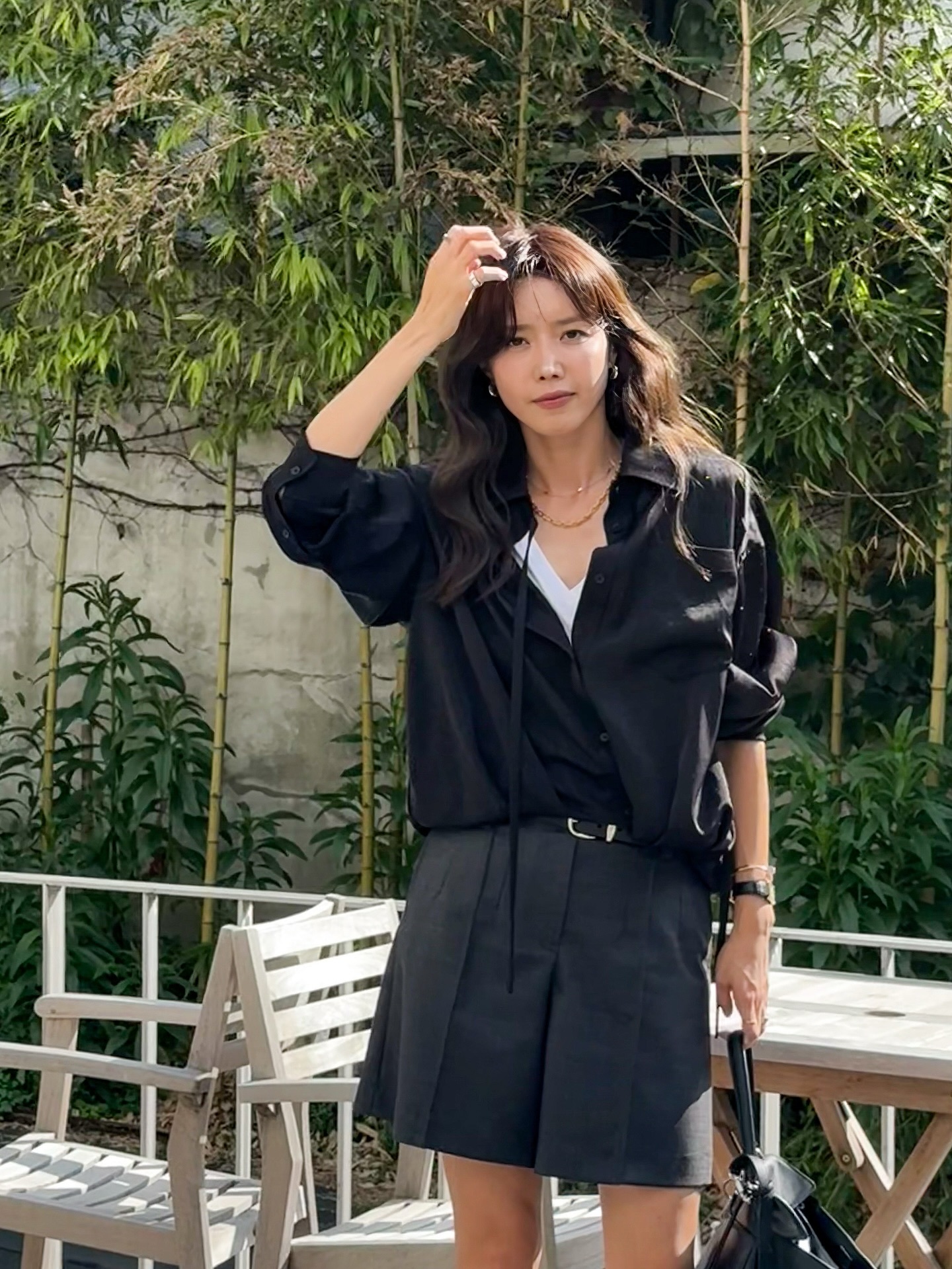 Style của phụ nữ ngoài 40 sẽ trẻ ra 5 tuổi nhờ 4 mẫu áo dài tay- Ảnh 6. Style của phụ nữ ngoài 40 sẽ trẻ ra 5 tuổi nhờ 4 mẫu áo dài tay- Ảnh 6.