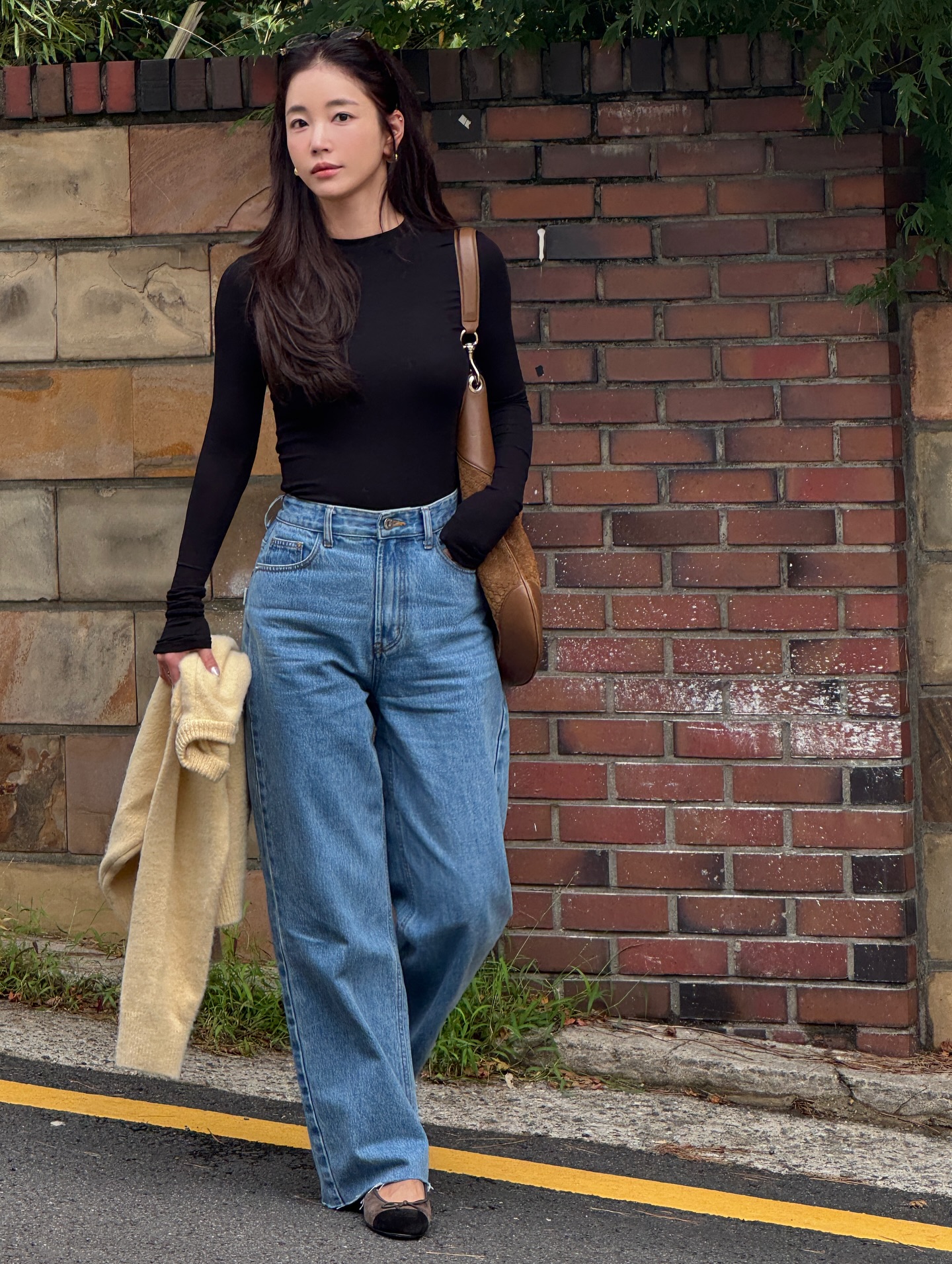 Style của phụ nữ ngoài 40 sẽ trẻ ra 5 tuổi nhờ 4 mẫu áo dài tay- Ảnh 9. Style của phụ nữ ngoài 40 sẽ trẻ ra 5 tuổi nhờ 4 mẫu áo dài tay- Ảnh 9.