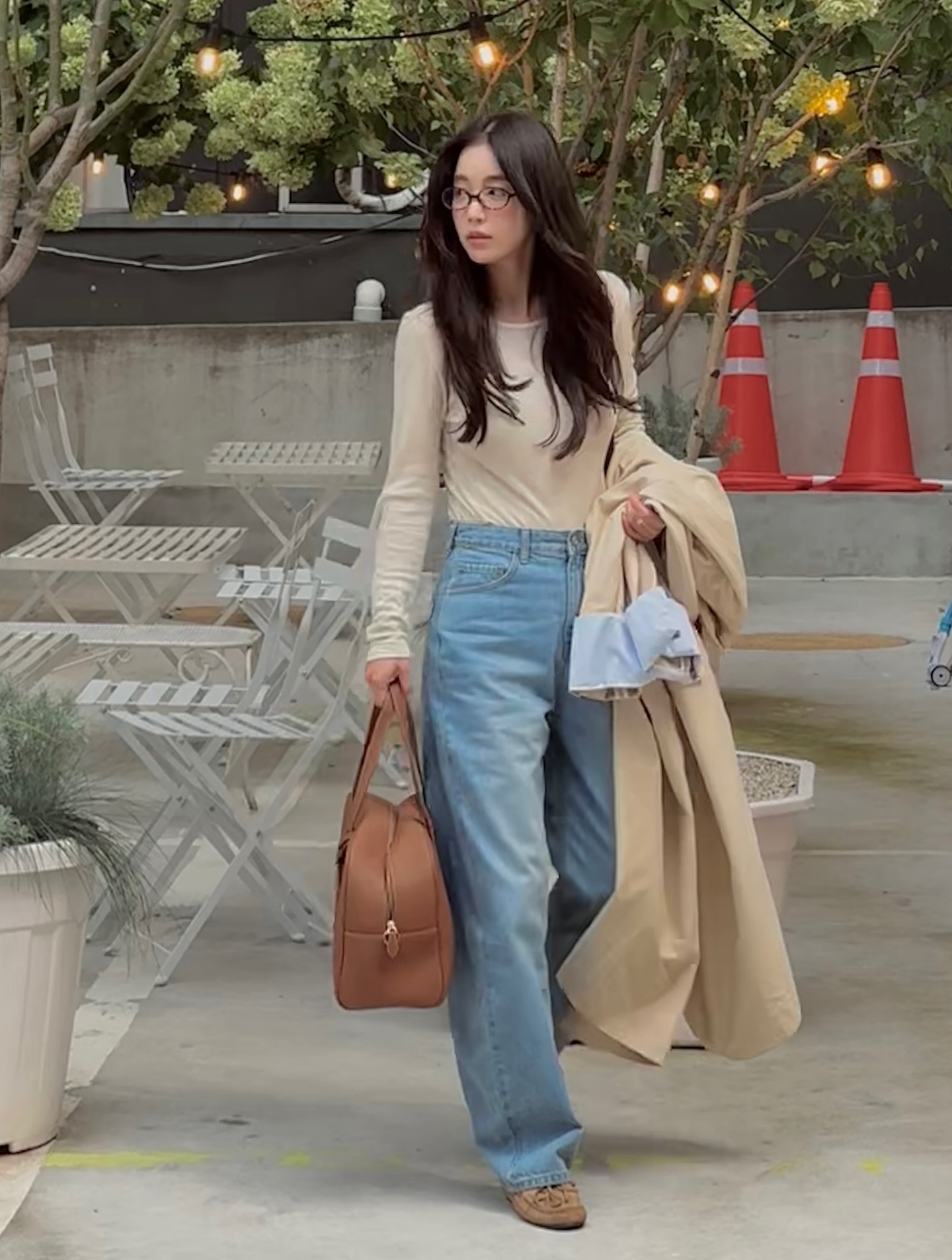 Style của phụ nữ ngoài 40 sẽ trẻ ra 5 tuổi nhờ 4 mẫu áo dài tay- Ảnh 10. Style của phụ nữ ngoài 40 sẽ trẻ ra 5 tuổi nhờ 4 mẫu áo dài tay- Ảnh 10.