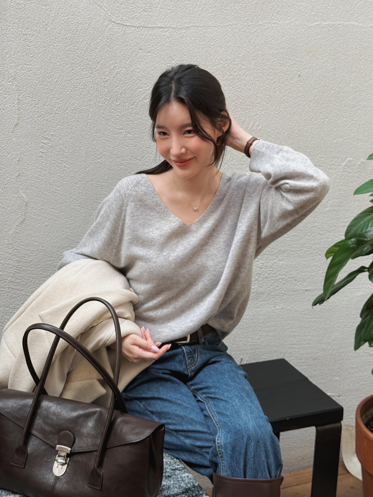 Style của phụ nữ ngoài 40 sẽ trẻ ra 5 tuổi nhờ 4 mẫu áo dài tay- Ảnh 4. Style của phụ nữ ngoài 40 sẽ trẻ ra 5 tuổi nhờ 4 mẫu áo dài tay- Ảnh 4.