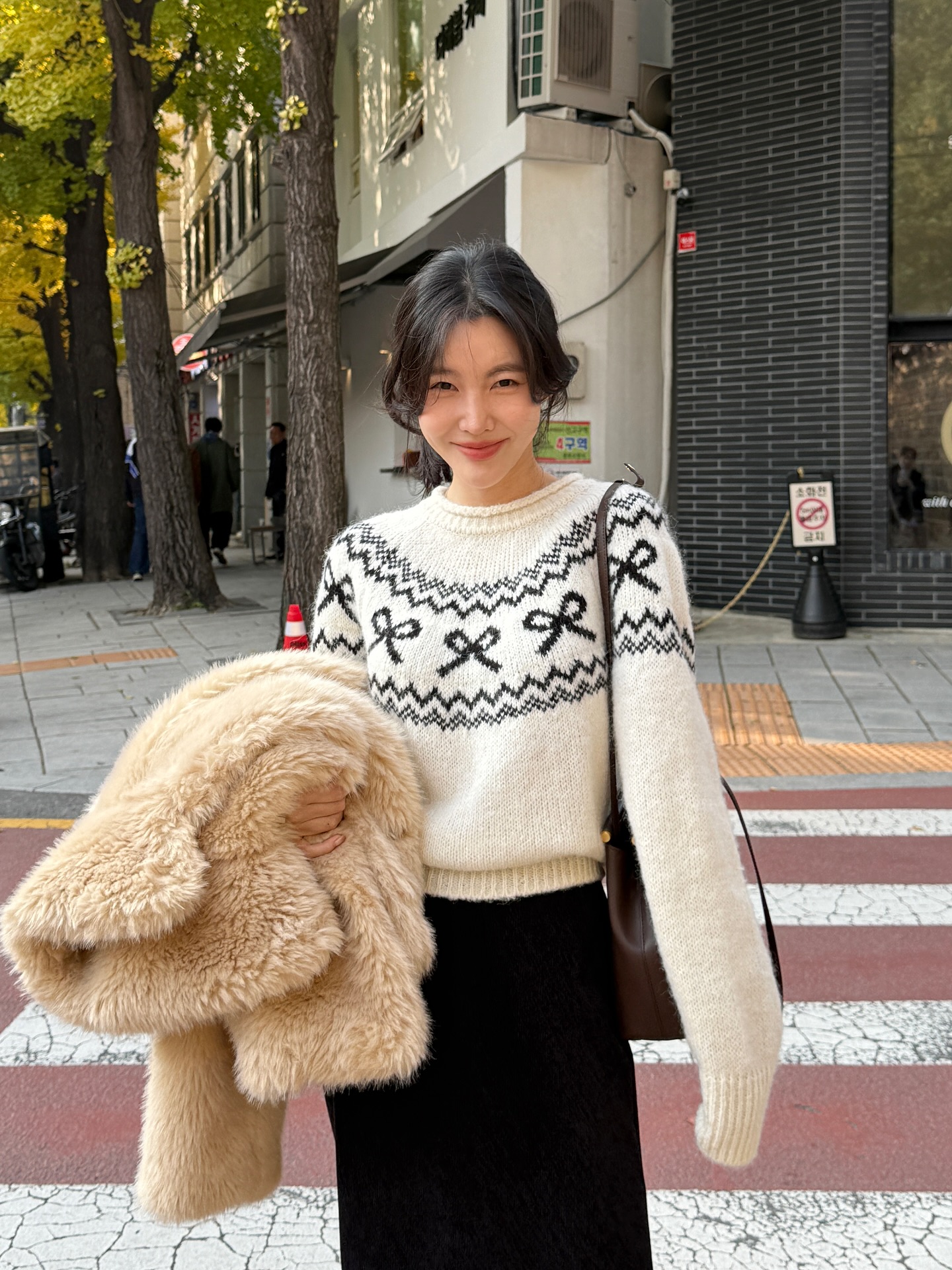 Style của phụ nữ ngoài 40 sẽ trẻ ra 5 tuổi nhờ 4 mẫu áo dài tay- Ảnh 2. Style của phụ nữ ngoài 40 sẽ trẻ ra 5 tuổi nhờ 4 mẫu áo dài tay- Ảnh 2.