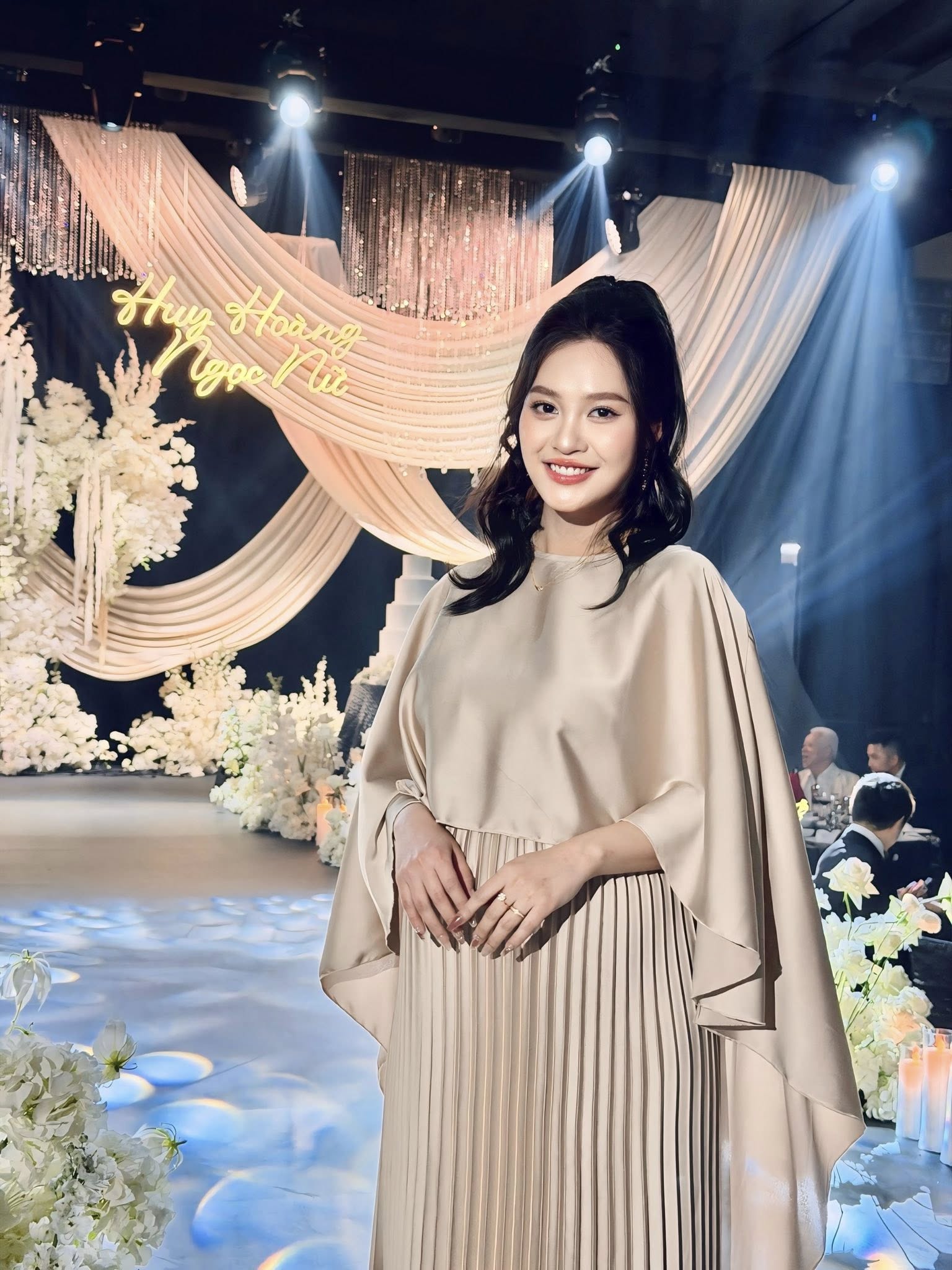 Hoa hậu Việt và chồng Phó giám đốc hơn 8 tuổi chào đón con đầu lòng - Ảnh 2.