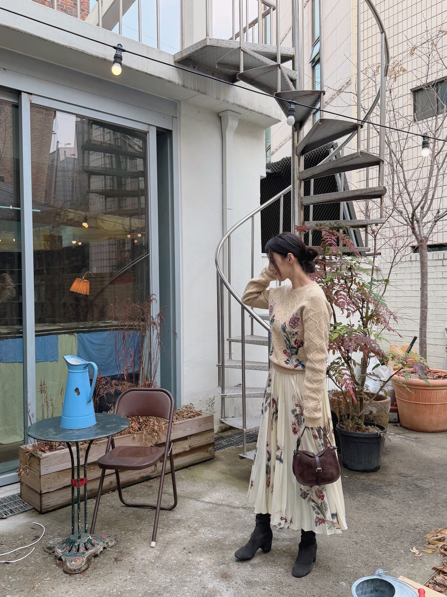 Style của phụ nữ ngoài 40 sẽ trẻ ra 5 tuổi nhờ 4 mẫu áo dài tay- Ảnh 1. Style của phụ nữ ngoài 40 sẽ trẻ ra 5 tuổi nhờ 4 mẫu áo dài tay- Ảnh 1.