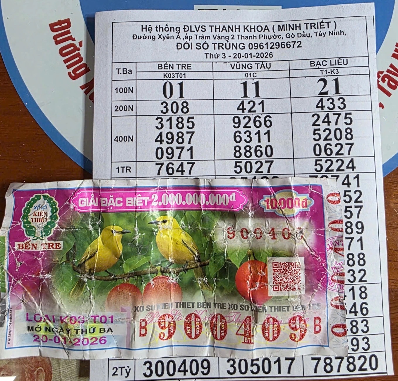 Dò vé số xong vứt vào sọt rác, cô gái tá hỏa khi nhận cuộc gọi của người bán: Cái kết bất ngờ- Ảnh 1.