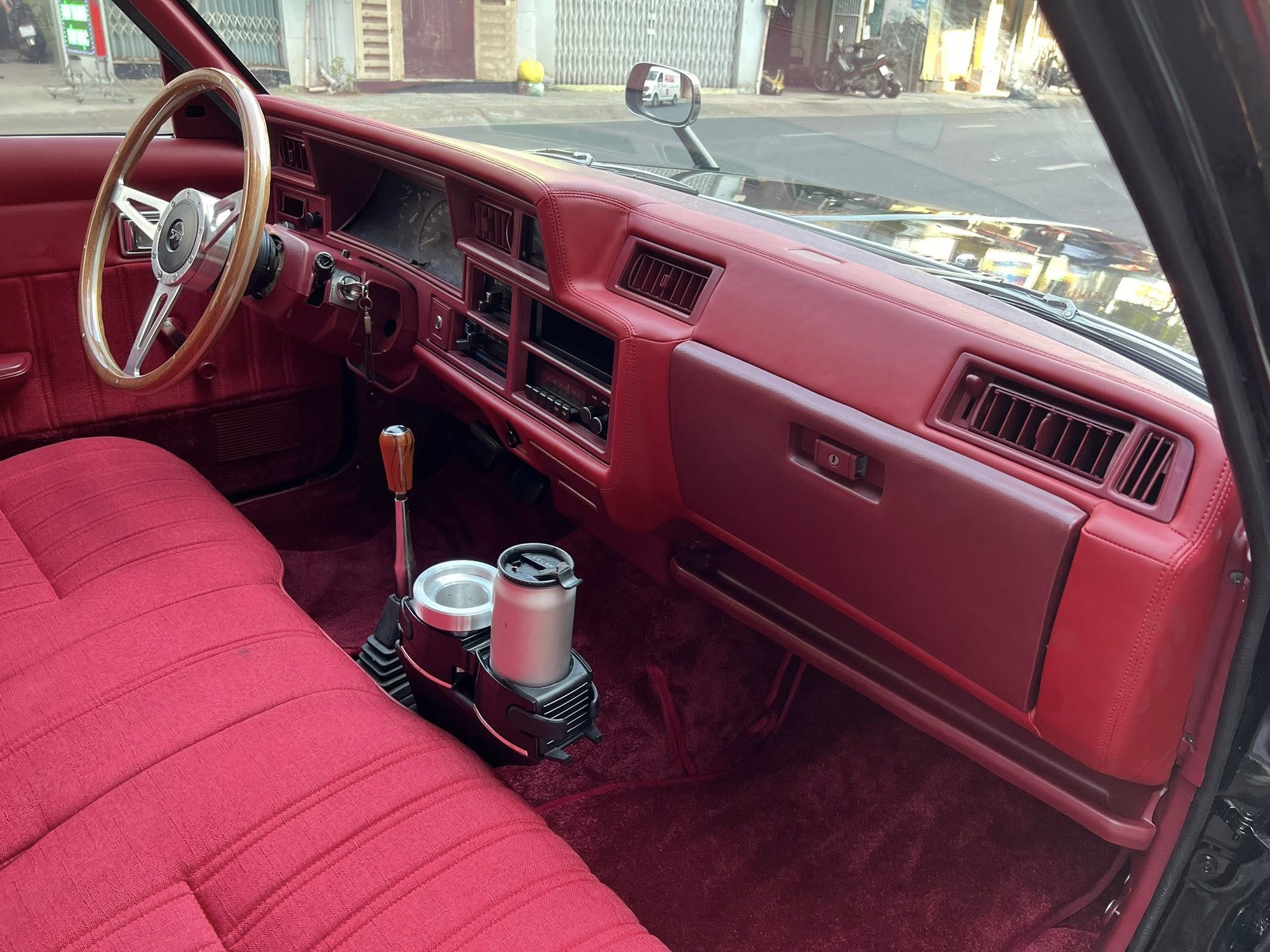 Ông Đặng Lê Nguyên Vũ đem Toyota Crown Wagon hàng hiếm lên phố: Vỏ 40 năm vẫn bóng loáng nhưng màu nội thất mới đặc biệt gây chú ý- Ảnh 5.