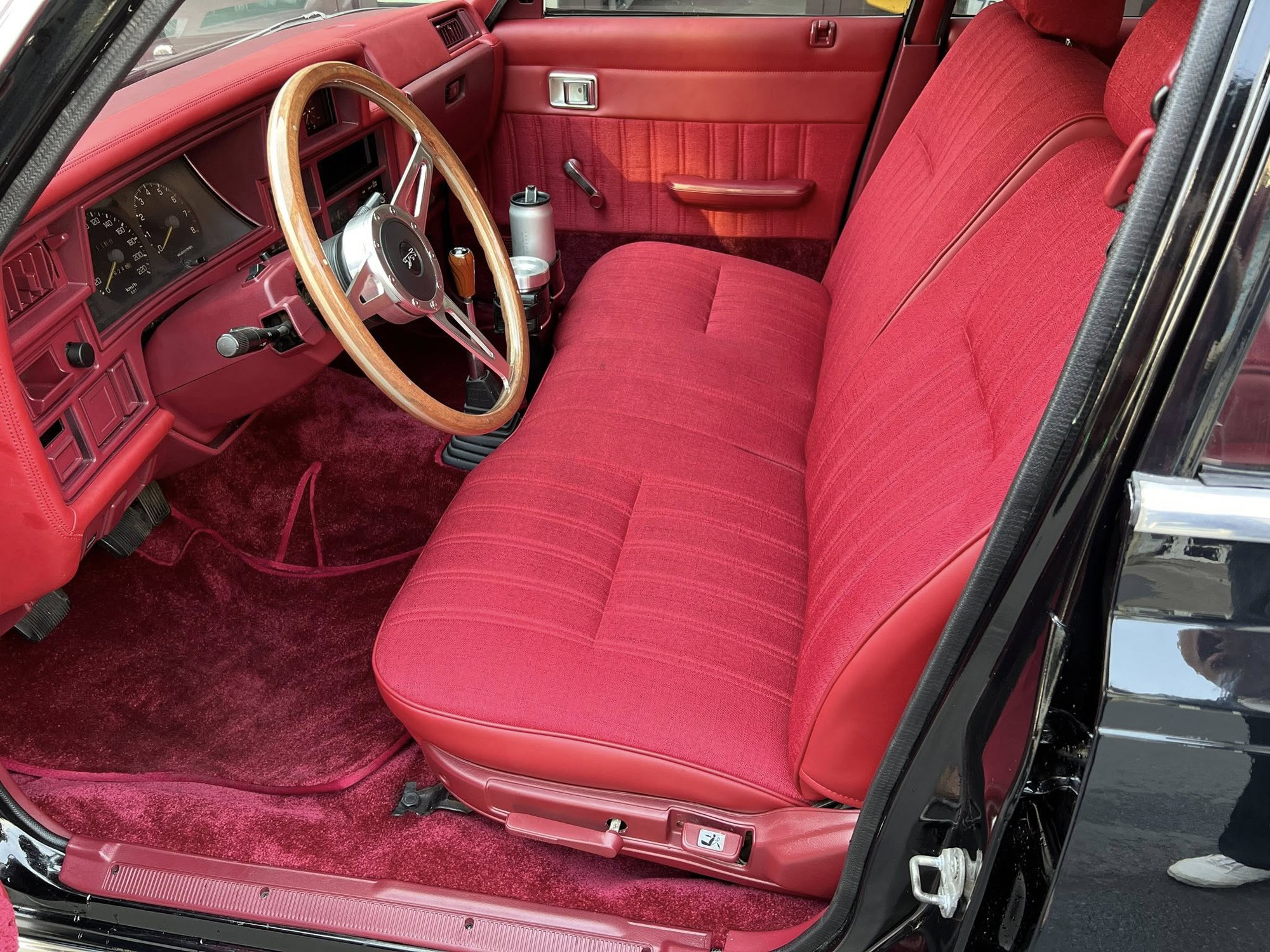 Ông Đặng Lê Nguyên Vũ đem Toyota Crown Wagon hàng hiếm lên phố: Vỏ 40 năm vẫn bóng loáng nhưng màu nội thất mới đặc biệt gây chú ý- Ảnh 6.