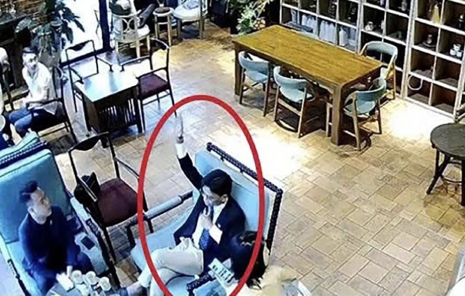 Dáng vẻ khác lạ của "tổng tài" chỉ đạo đánh nhân viên quán cà phê trong phiên toà xét xử chiều 27/1 - Ảnh 2. Dáng vẻ khác lạ của "tổng tài" chỉ đạo đánh nhân viên quán cà phê trong phiên toà xét xử chiều 27/1 - Ảnh 2.