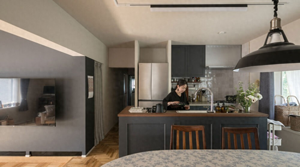 Ly hôn ở tuổi 38, sống một mình suốt 10 năm: Người phụ nữ 48 tuổi chọn độc thân để kiểm soát tiền bạc và sống nhẹ nhõm- Ảnh 1.