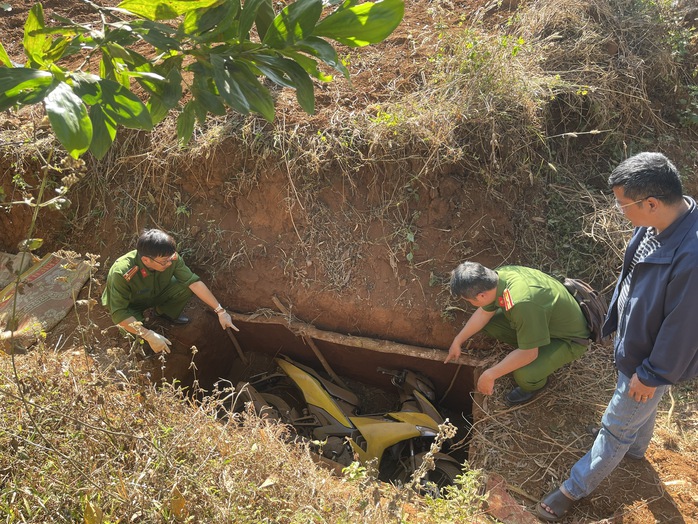Vụ cướp ngân hàng ở Gia Lai: Xác định xe máy bị chôn vùi là của 2 tên cướp- Ảnh 2. Vụ cướp ngân hàng ở Gia Lai: Xác định xe máy bị chôn vùi là của 2 tên cướp- Ảnh 2.