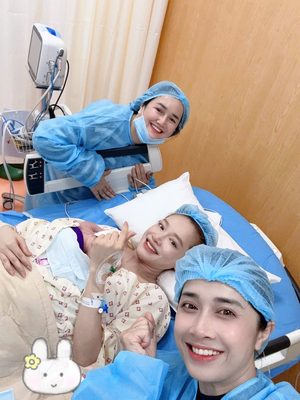 Visual Nhã Phương cam thường vẫn sáng bừng ngay khi vừa sinh con thứ 3, "Song Hye Kyo Việt Nam" hóa ra rất chăm dùng 2 "vũ khí bí mật" để trẻ bất chấp- Ảnh 1.