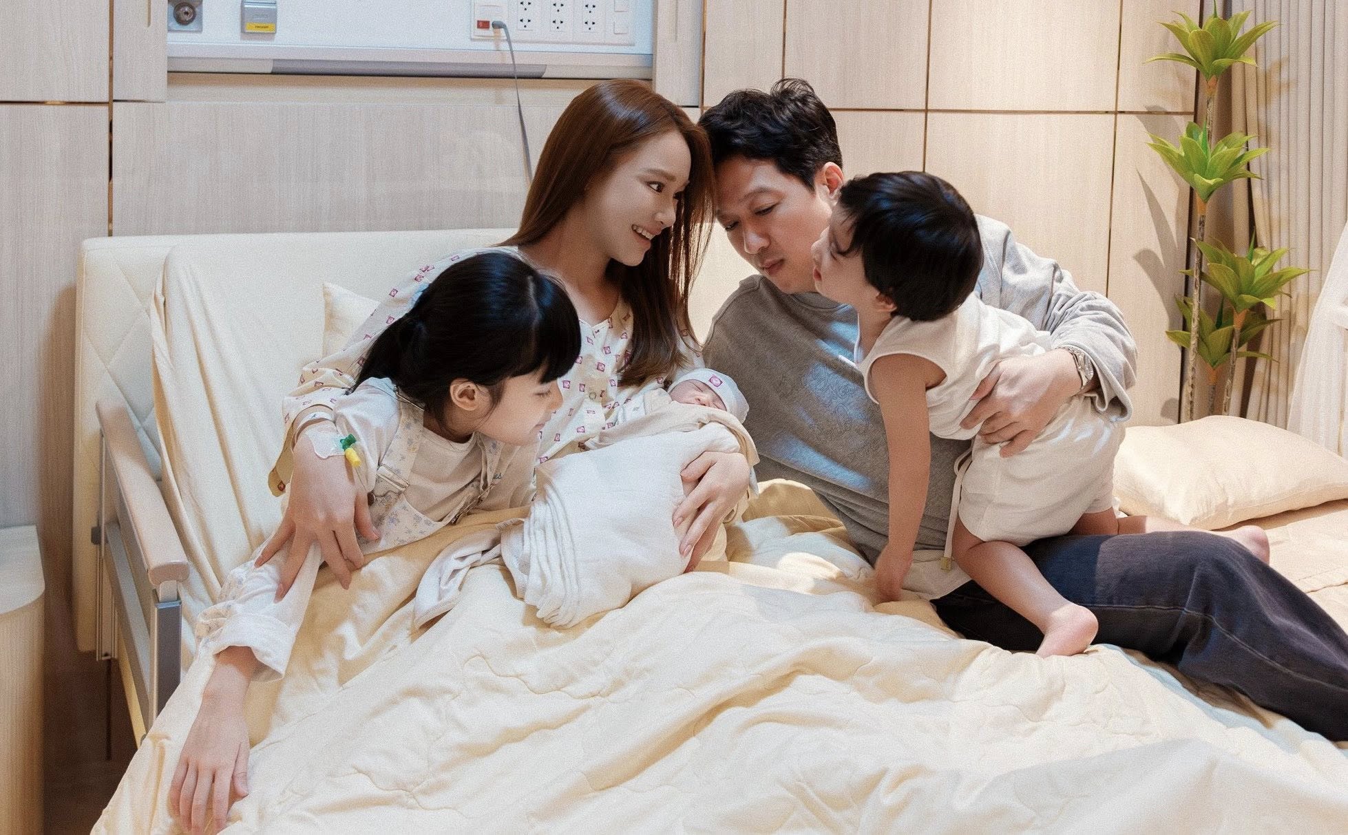 Visual Nhã Phương cam thường vẫn sáng bừng ngay khi vừa sinh con thứ 3, "Song Hye Kyo Việt Nam" hóa ra rất chăm dùng 2 "vũ khí bí mật" để trẻ bất chấp- Ảnh 2.