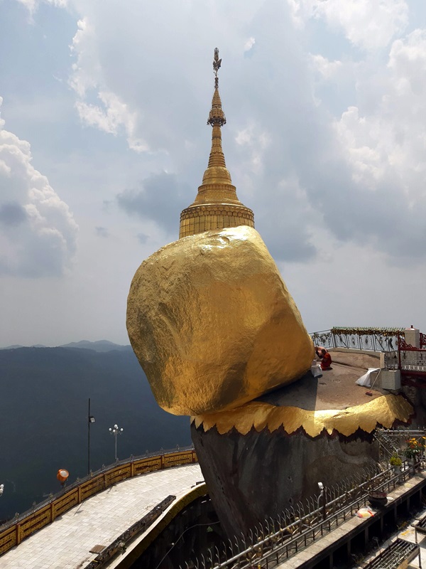 Hòn đá dát vàng khổng lồ chênh vênh trên vách núi cao 1.100m hàng nghìn năm, động đất 7,7 độ richter vẫn không rơi- Ảnh 3.