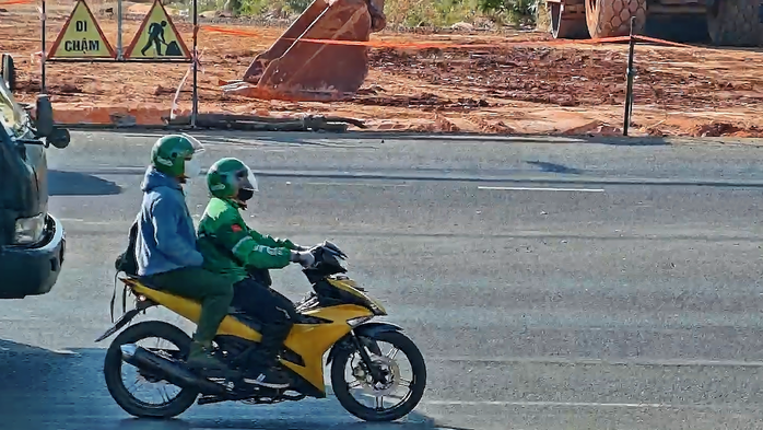 Vụ cướp ngân hàng ở Gia Lai: Xác định xe máy bị chôn vùi là của 2 tên cướp- Ảnh 1. Vụ cướp ngân hàng ở Gia Lai: Xác định xe máy bị chôn vùi là của 2 tên cướp- Ảnh 1.