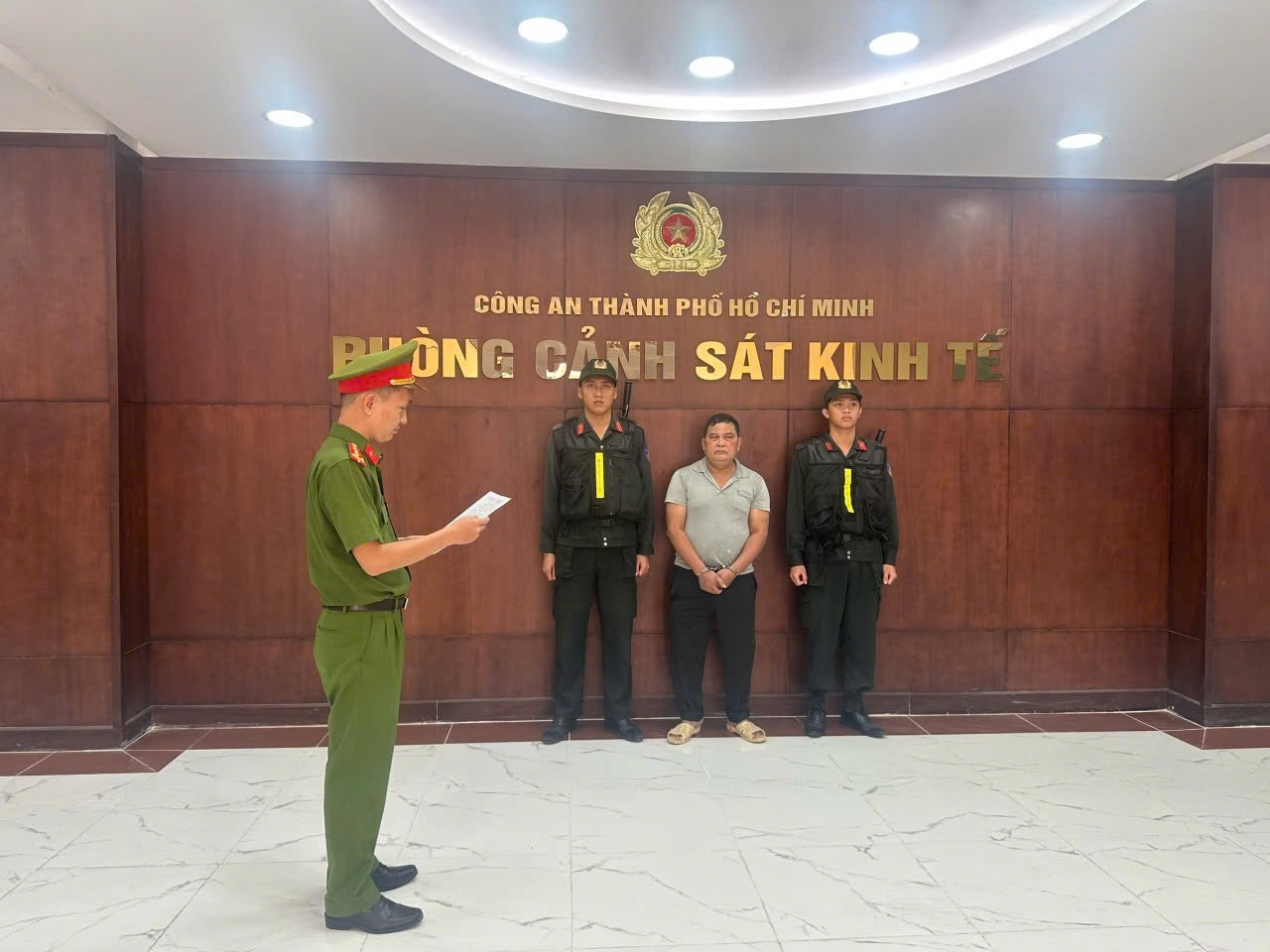 Đột kích cơ sở làm thực phẩm bẩn: Cơ quan chức năng phát hiện 3 tấn thịt ốc bươu đang được ngâm tẩm hóa chất chuyên dùng xây dựng, sản xuất gạch, xi măng - Ảnh 6.