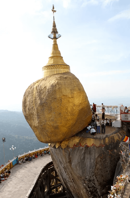 Hòn đá dát vàng khổng lồ chênh vênh trên vách núi cao 1.100m hàng nghìn năm, động đất 7,7 độ richter vẫn không rơi- Ảnh 1.