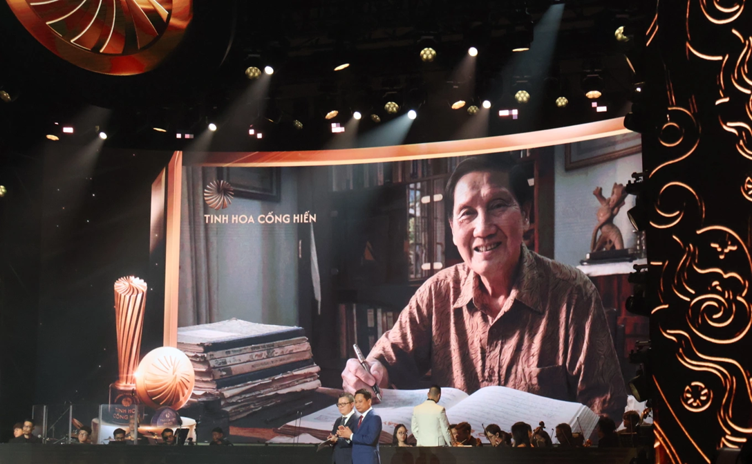 Nhạc sĩ ở nhà tập thể phố Vạn Bảo, Hà Nội: U100 vẫn nhận giải thưởng khủng và mối tình sâu nặng với vợ- Ảnh 1. Nhạc sĩ ở nhà tập thể phố Vạn Bảo, Hà Nội: U100 vẫn nhận giải thưởng khủng và mối tình sâu nặng với vợ- Ảnh 1.