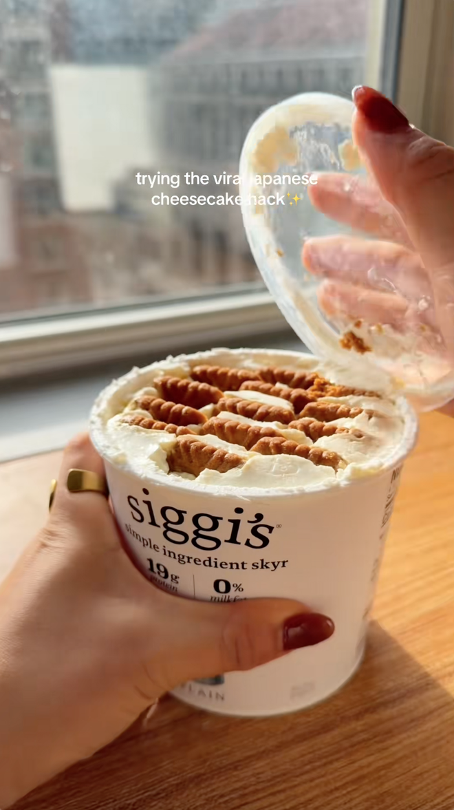 Rộ trào lưu nhét bánh quy vào sữa chua làm cheesecake, nhưng sao lại bị chê 