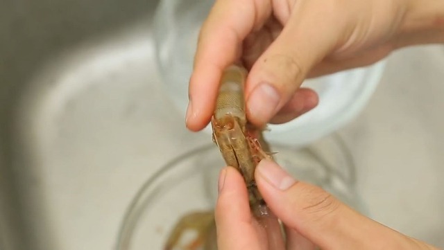 Bí quyết ba đời luộc tôm đỏ au, ngọt thịt lại không tanh: Tết này mời bạn áp dụng thử- Ảnh 2. Bí quyết ba đời luộc tôm đỏ au, ngọt thịt lại không tanh: Tết này mời bạn áp dụng thử- Ảnh 2.
