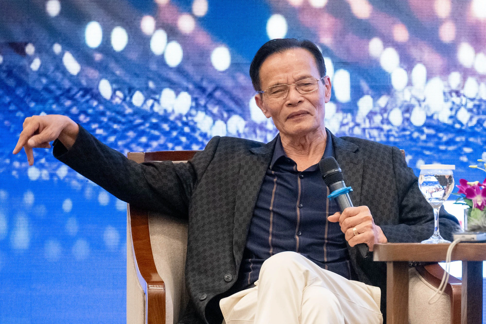 TS. Lê Xuân Nghĩa: Siết quản lý thuế khiến nhiều hộ kinh doanh rút tiền lượng lớn tiền tiết kiệm, buộc ngân hàng phải tăng lãi suất - Ảnh 1.