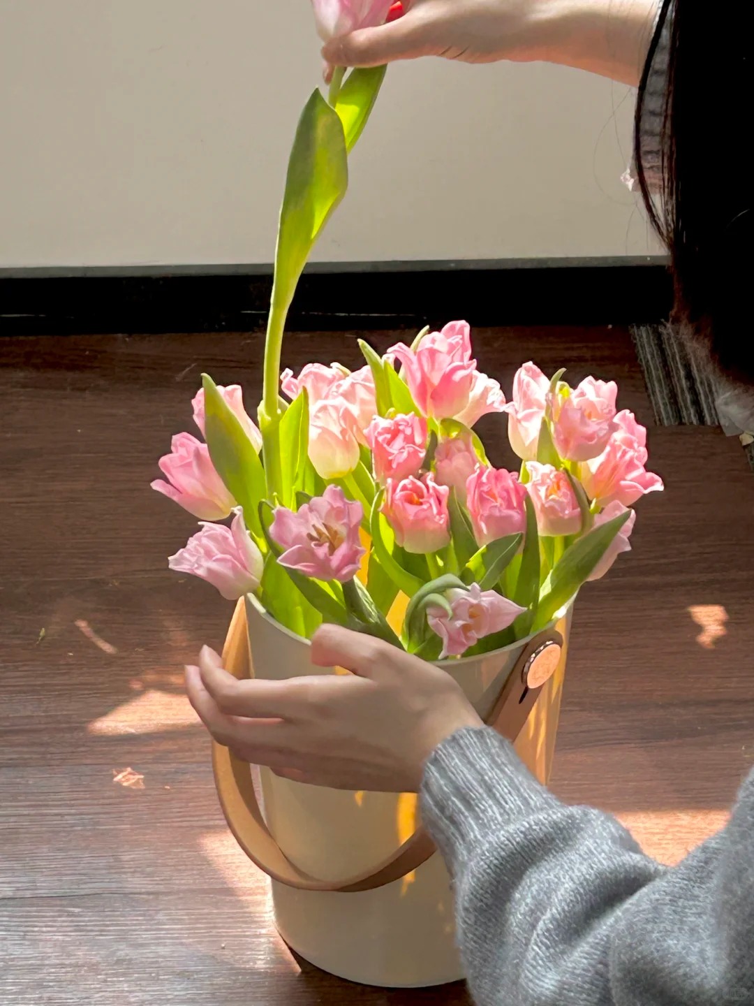 Đừng chỉ cắm lay ơn hay thược dược, Tết này thử ngay loài hoa "đổi màu" diệu kỳ: Ban đầu trắng muốt, càng ngắm càng ra tiền!- Ảnh 5.