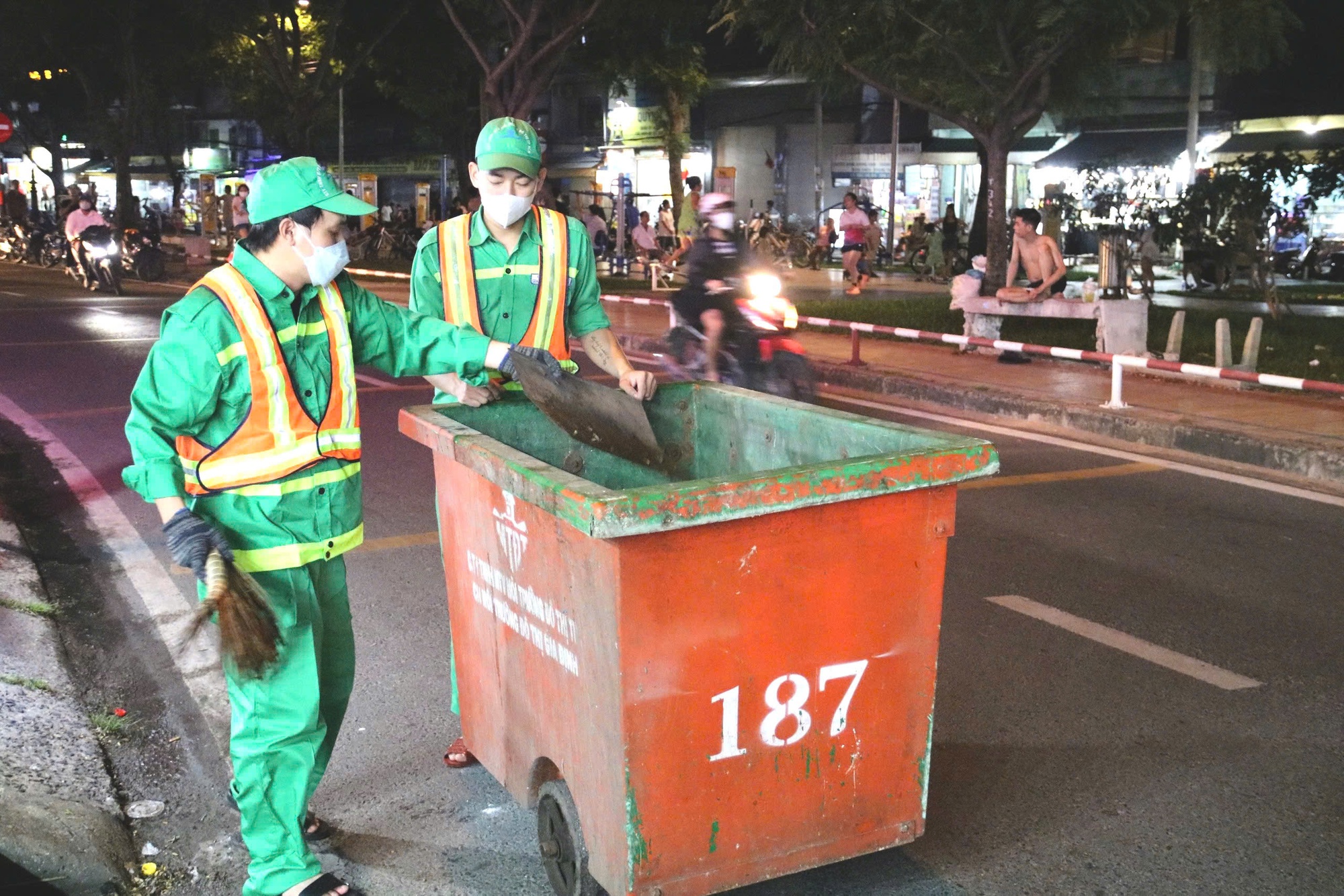 Nghỉ việc trước Tết có mất thưởng, mất lương tháng 13? - Ảnh 1.