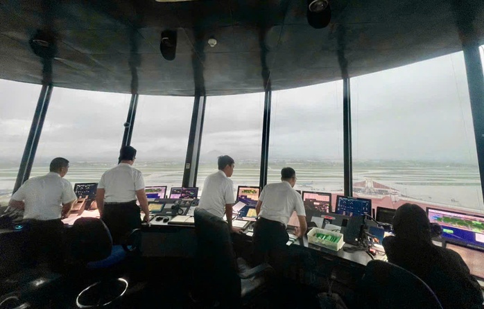 Nội Bài "tê liệt" tạm thời vì sương mù, nhiều chuyến bay phải bay vòng, hoãn cất cánh, chuyển hướng- Ảnh 2. Nội Bài "tê liệt" tạm thời vì sương mù, nhiều chuyến bay phải bay vòng, hoãn cất cánh, chuyển hướng- Ảnh 2.