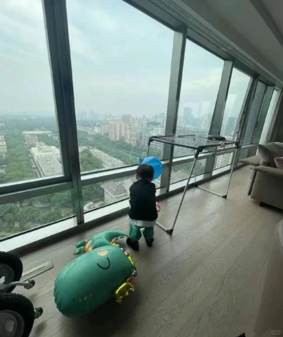 Hé lộ tổ ấm 370m2 của "vua hài" Thẩm Đằng: Phòng ngủ view vòng cung đẹp như mơ, nhưng chi tiết "bừa bộn" ở phòng khách mới tiết lộ con người thật của gia chủ- Ảnh 7.