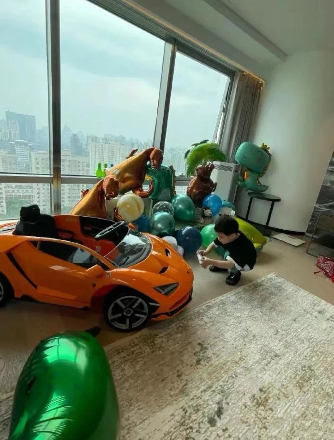 Hé lộ tổ ấm 370m2 của "vua hài" Thẩm Đằng: Phòng ngủ view vòng cung đẹp như mơ, nhưng chi tiết "bừa bộn" ở phòng khách mới tiết lộ con người thật của gia chủ- Ảnh 8.