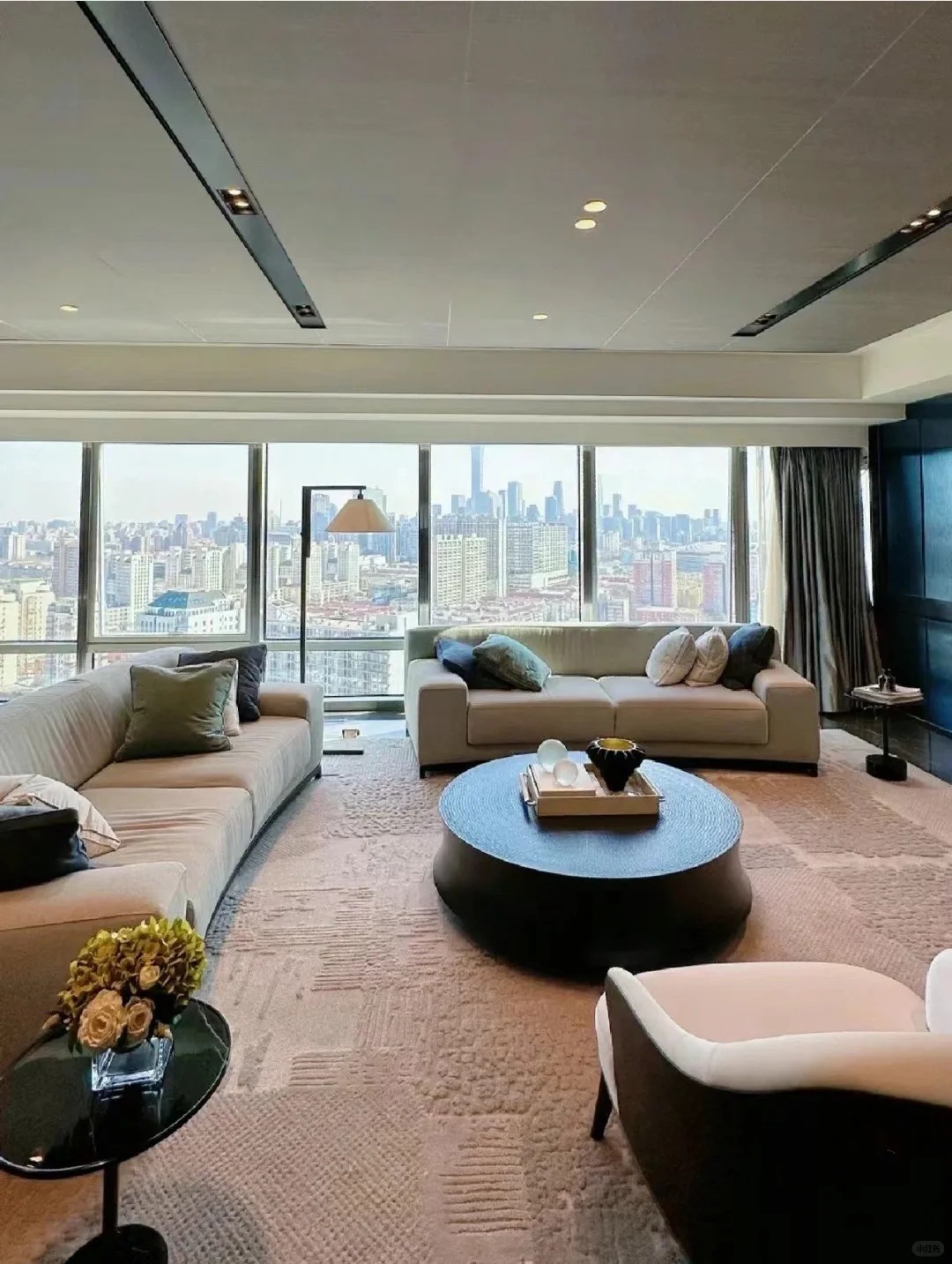 Hé lộ tổ ấm 370m2 của "vua hài" Thẩm Đằng: Phòng ngủ view vòng cung đẹp như mơ, nhưng chi tiết "bừa bộn" ở phòng khách mới tiết lộ con người thật của gia chủ- Ảnh 3.