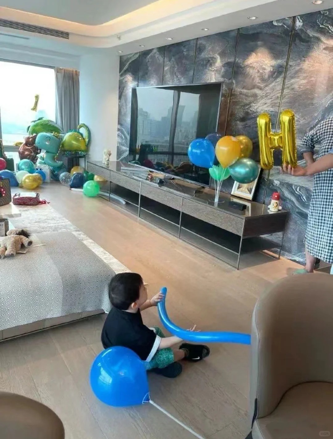 Hé lộ tổ ấm 370m2 của "vua hài" Thẩm Đằng: Phòng ngủ view vòng cung đẹp như mơ, nhưng chi tiết "bừa bộn" ở phòng khách mới tiết lộ con người thật của gia chủ- Ảnh 4.