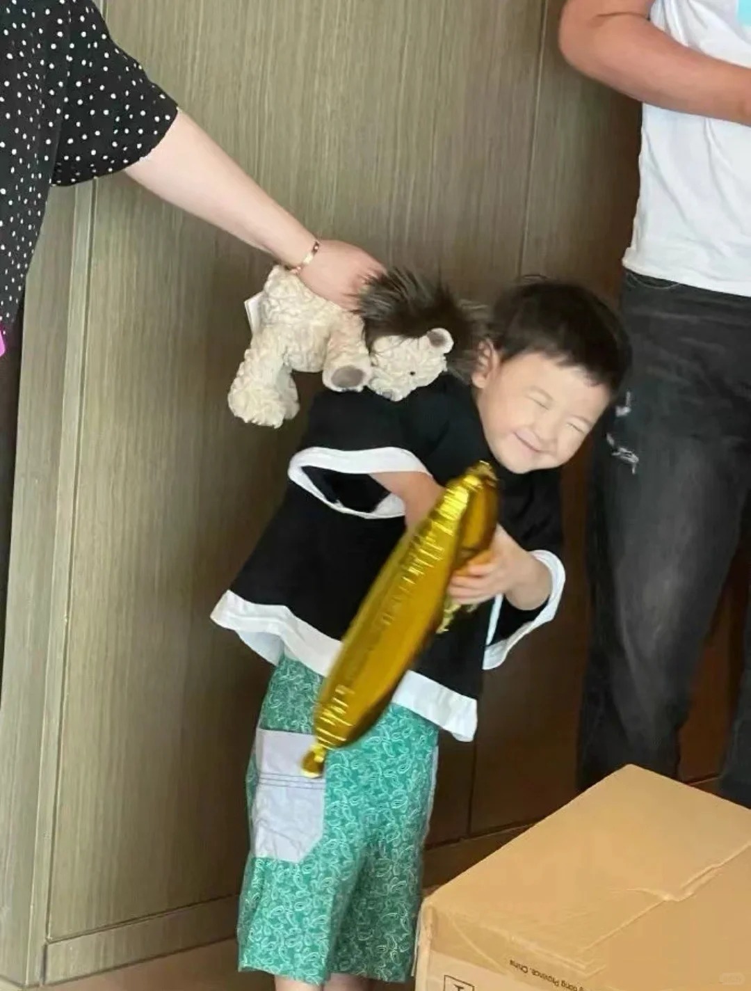 Hé lộ tổ ấm 370m2 của "vua hài" Thẩm Đằng: Phòng ngủ view vòng cung đẹp như mơ, nhưng chi tiết "bừa bộn" ở phòng khách mới tiết lộ con người thật của gia chủ- Ảnh 5.