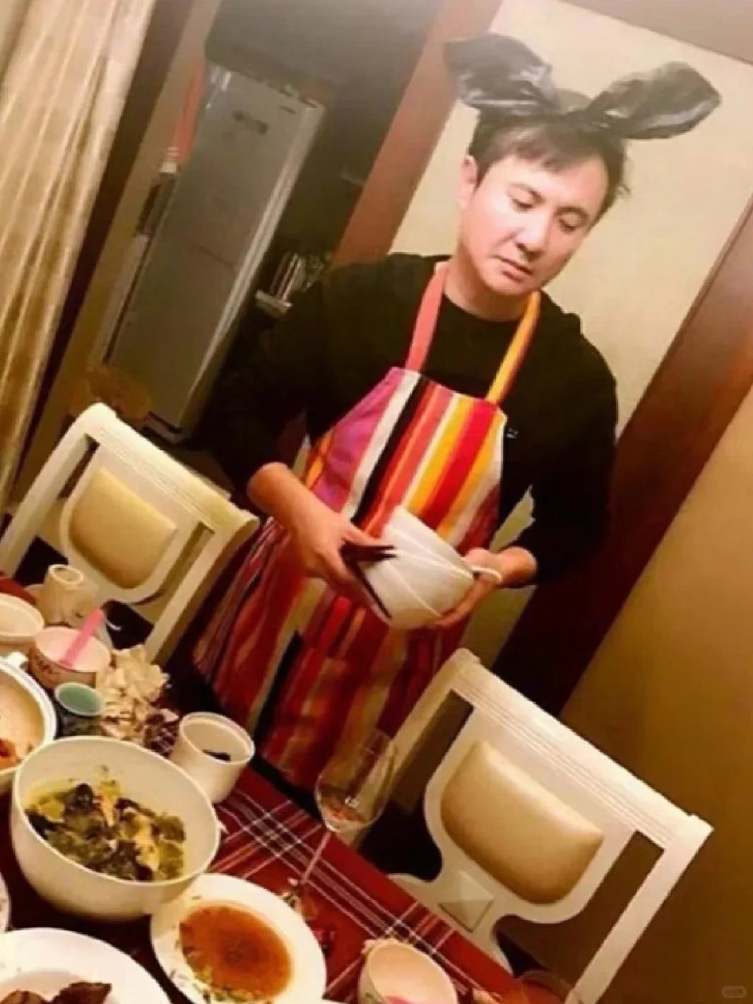 Hé lộ tổ ấm 370m2 của "vua hài" Thẩm Đằng: Phòng ngủ view vòng cung đẹp như mơ, nhưng chi tiết "bừa bộn" ở phòng khách mới tiết lộ con người thật của gia chủ- Ảnh 9.