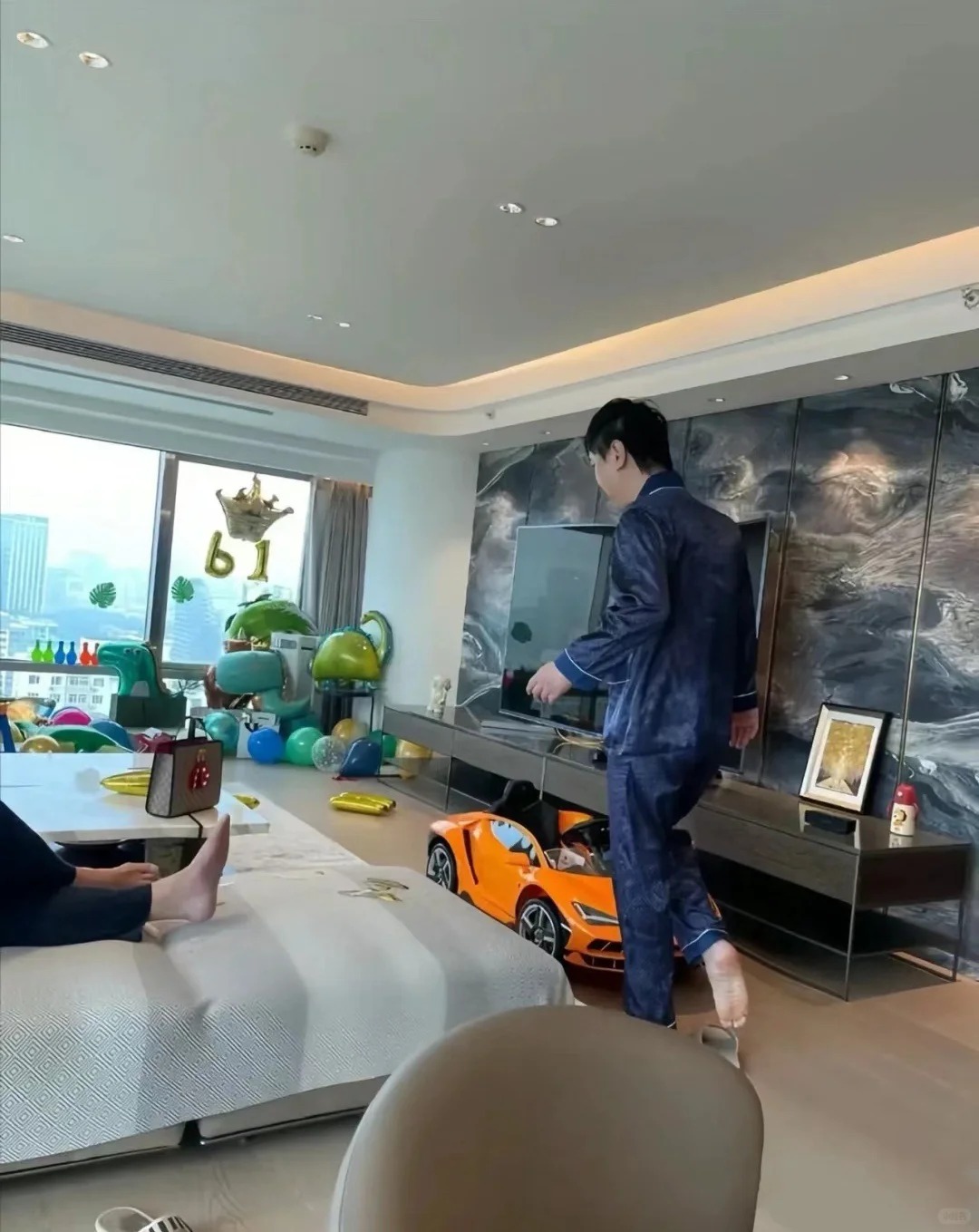 Hé lộ tổ ấm 370m2 của "vua hài" Thẩm Đằng: Phòng ngủ view vòng cung đẹp như mơ, nhưng chi tiết "bừa bộn" ở phòng khách mới tiết lộ con người thật của gia chủ- Ảnh 6.