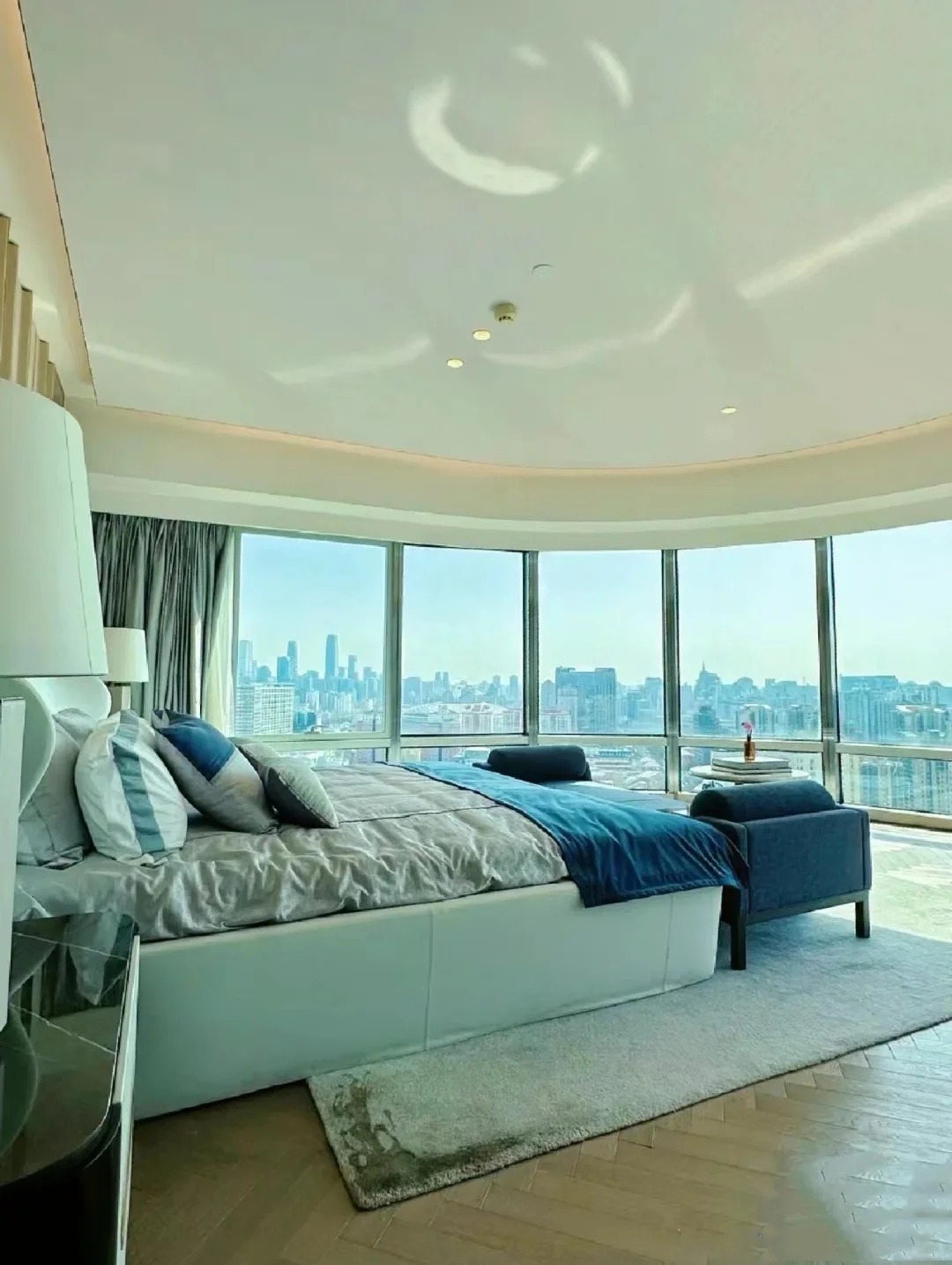 Hé lộ tổ ấm 370m2 của "vua hài" Thẩm Đằng: Phòng ngủ view vòng cung đẹp như mơ, nhưng chi tiết "bừa bộn" ở phòng khách mới tiết lộ con người thật của gia chủ- Ảnh 10.