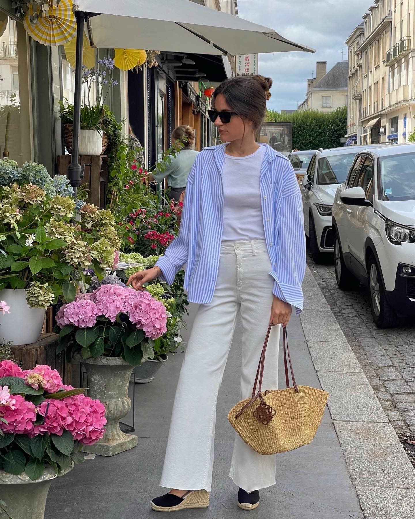 Style của phụ nữ Pháp sang trọng mọi lúc mọi nơi, hóa ra là nhờ 5 mẫu áo dài tay- Ảnh 9.