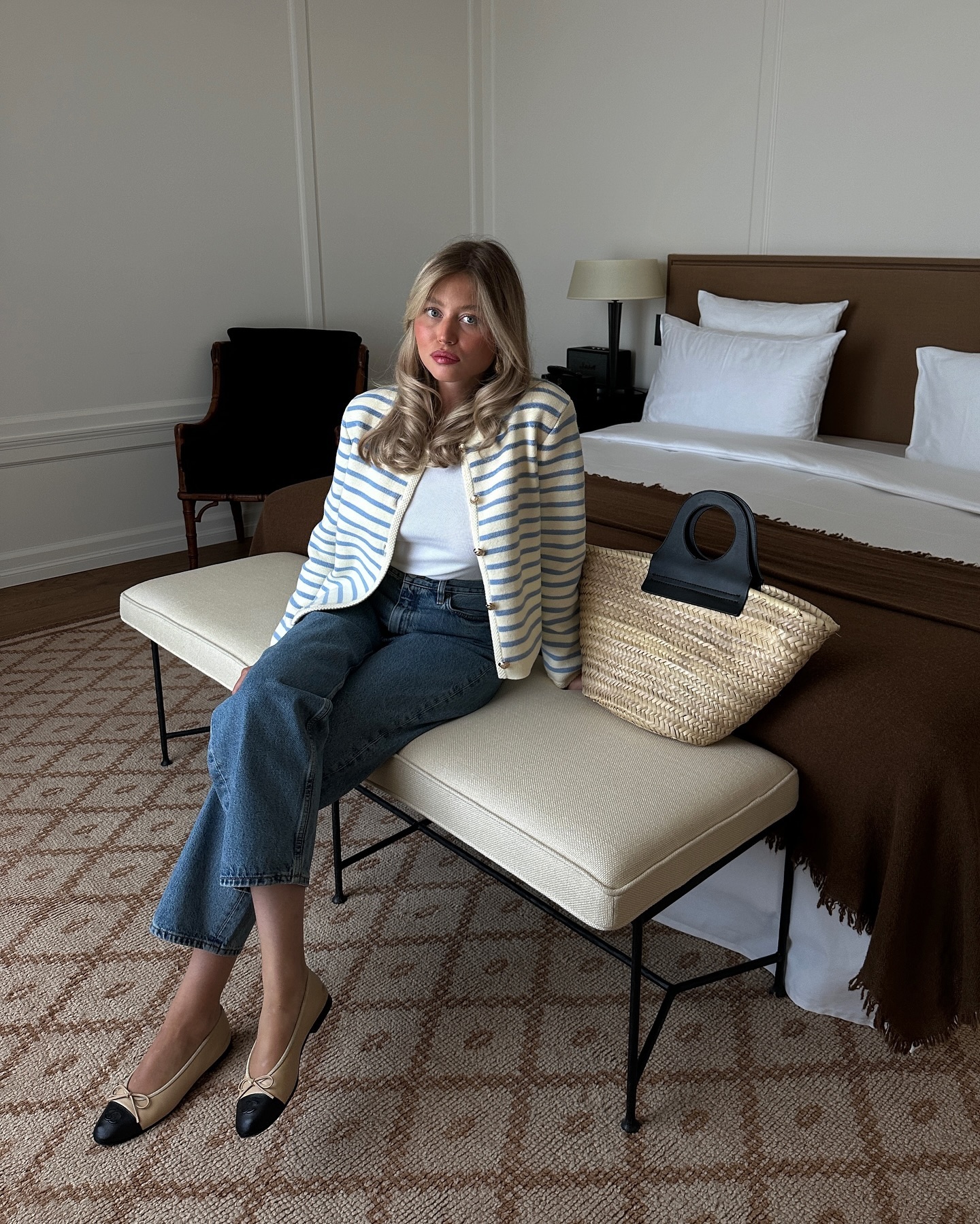 Style của phụ nữ Pháp sang trọng mọi lúc mọi nơi, hóa ra là nhờ 5 mẫu áo dài tay- Ảnh 1.