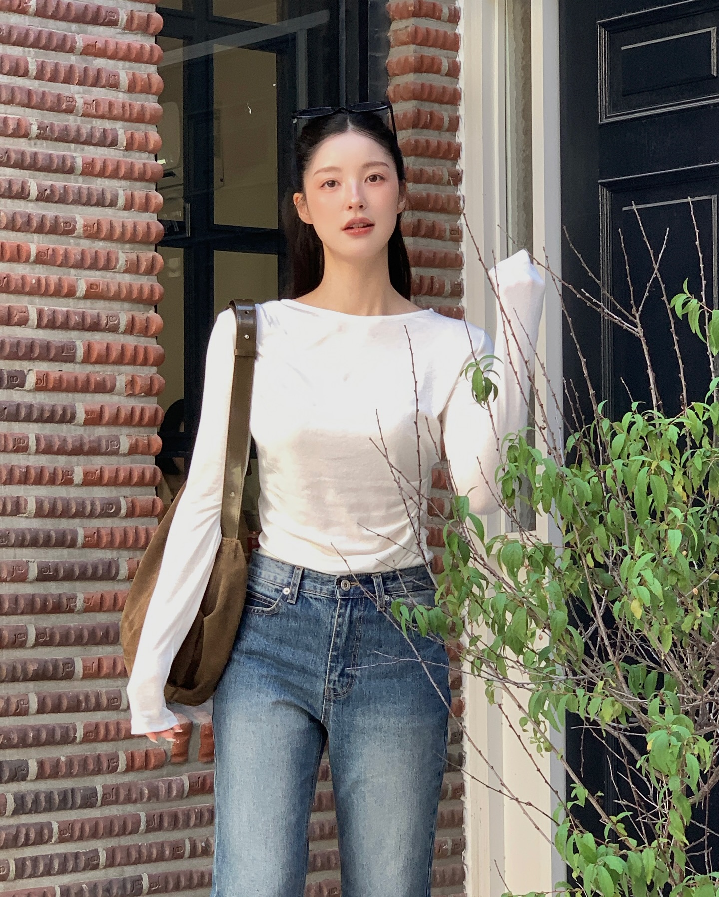 Trời ấm là phải mặc ngay áo thun dài tay với 5 công thức siêu trẻ- Ảnh 9. Trời ấm là phải mặc ngay áo thun dài tay với 5 công thức siêu trẻ- Ảnh 9.