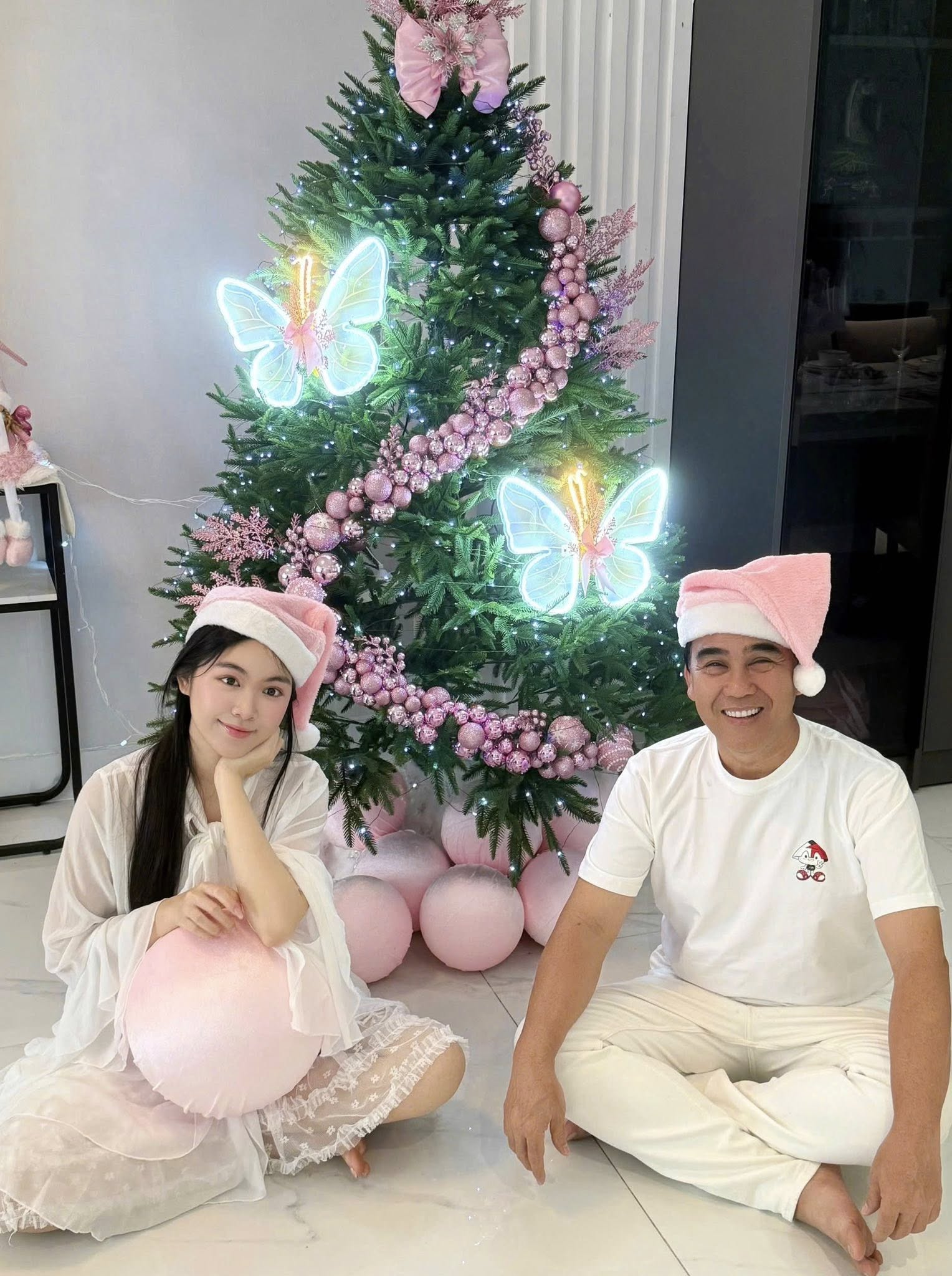 Lọ Lem liên tục làm 1 hành động trước cửa phòng mỗi tối, MC Quyền Linh phát hiện chỉ biết thốt lên 4 chữ- Ảnh 2. Lọ Lem liên tục làm 1 hành động trước cửa phòng mỗi tối, MC Quyền Linh phát hiện chỉ biết thốt lên 4 chữ- Ảnh 2.