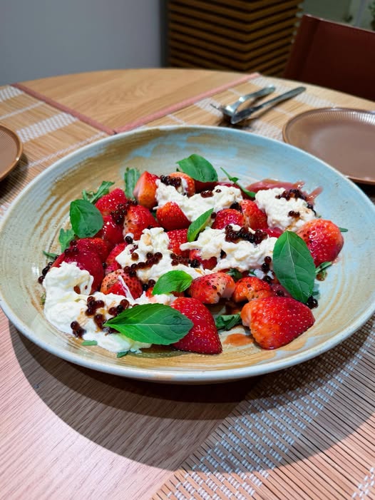 Giải mã món salad dâu "đắt buốt ruột" 770k khuấy đảo MXH và công thức đu trend ngon chuẩn vị từ "nàng thơ" Hà Cúc - Ảnh 8.