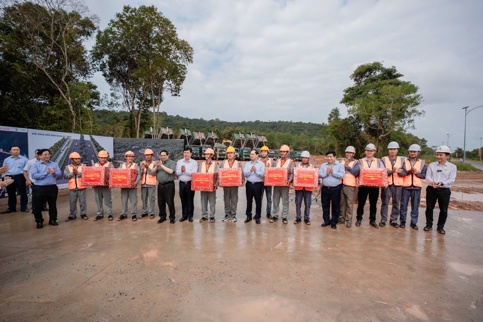 Thủ tướng đề nghị phát huy tinh thần "chỉ bàn làm, không bàn lùi" tại các dự án phục vụ APEC- Ảnh 10.