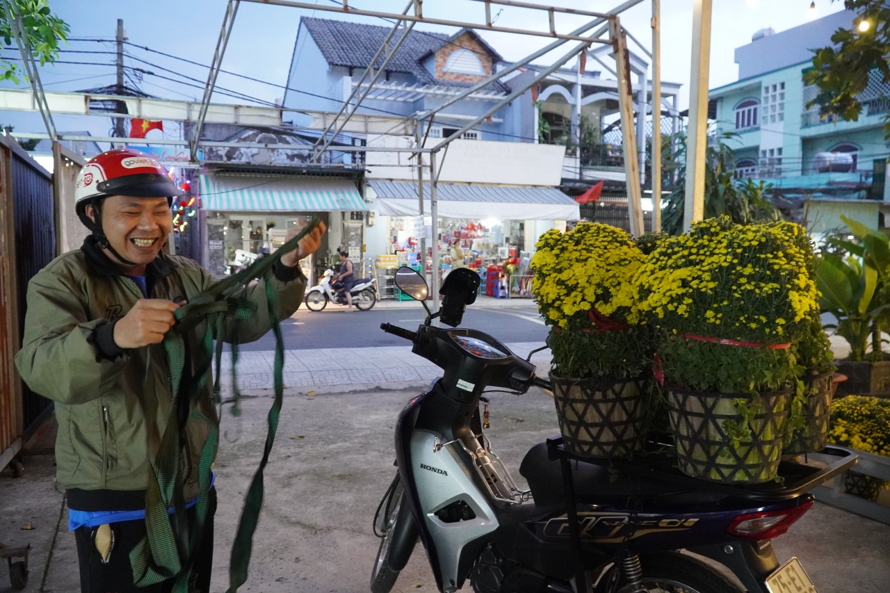 Ấm lòng ngày giáp Tết: Người dân TP.HCM chung tay giải cứu từng chậu cúc mâm xôi, giúp bà con nông dân miền Tây vơi bớt nỗi lo mất mùa- Ảnh 14.