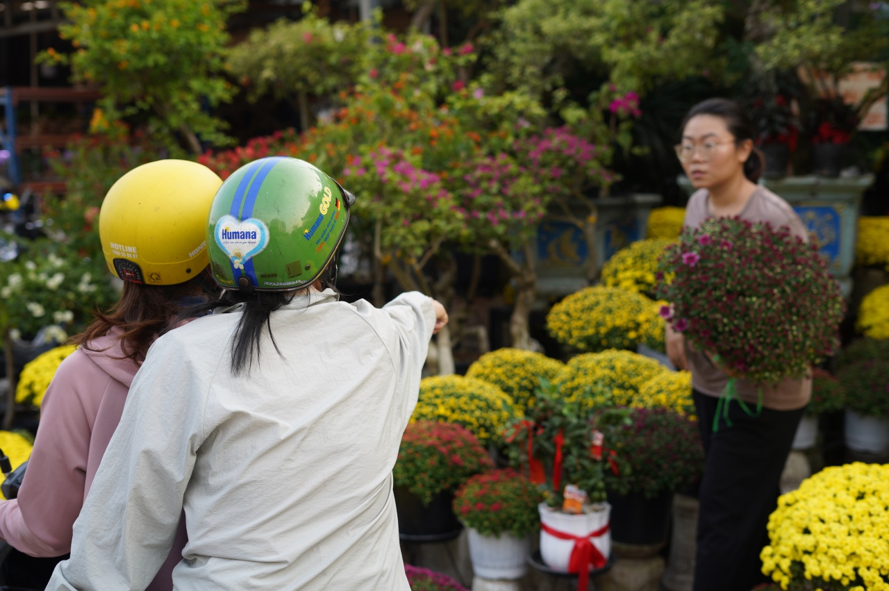 Ấm lòng ngày giáp Tết: Người dân TP.HCM chung tay giải cứu từng chậu cúc mâm xôi, giúp bà con nông dân miền Tây vơi bớt nỗi lo mất mùa- Ảnh 11.