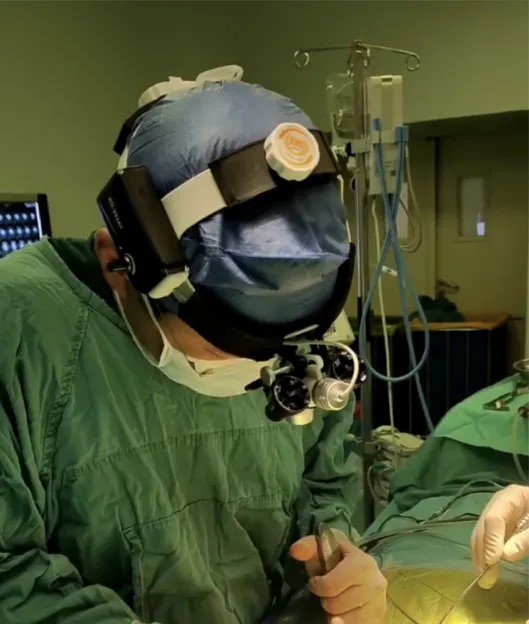 Bác sĩ bệnh viện tuyến đầu ban ngày khám bệnh, ban đêm làm shipper giao đồ ăn- Ảnh 1.